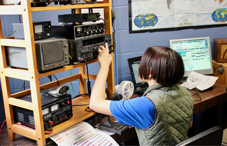 les opérateurs de radio amateur montrent leurs compétences à l'événement de santa rosa
