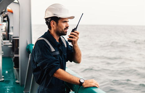 Quel type de talkie-walkie convient à la communication maritime ?
