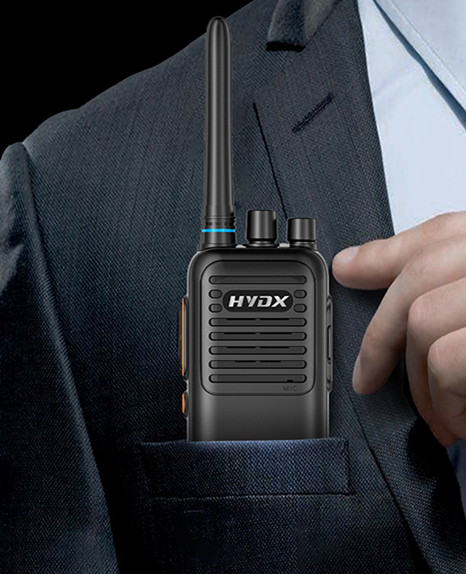 Pourquoi les talkies-walkies de poche sont-ils particulièrement adaptés à un usage professionnel ?