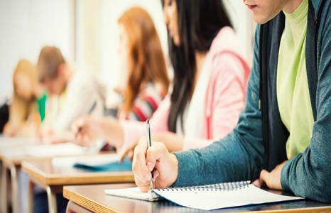 Les étudiants d'Auckland contournent l'interdiction de téléphoner à l'école avec des talkies-walkies